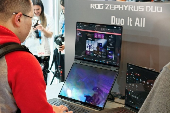 CES 2026: ASUS 'tung' laptop chơi game đầu tiên có hai màn hình và router Wifi 8