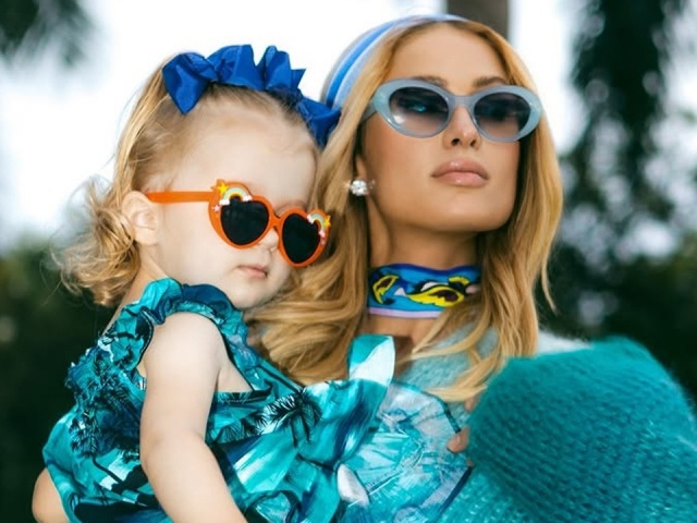 Paris Hilton và hai con mặc đồng điệu đi biển Hawaii