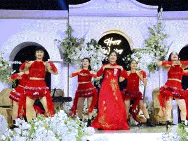 Quà độc lạ bố mẹ dành tặng cô dâu trong ngày cưới ‘gây bão’ mạng 2025