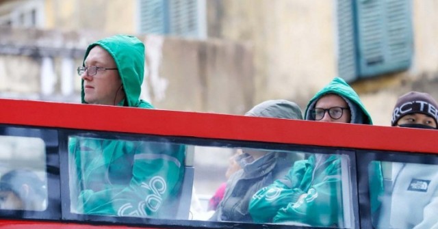 Cười ra nước mắt với muôn kiểu chống rét tại Hà...