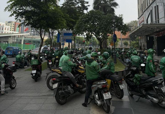 Tài xế xe công nghệ trước một cửa hàng Starbucks - Ảnh: MXH