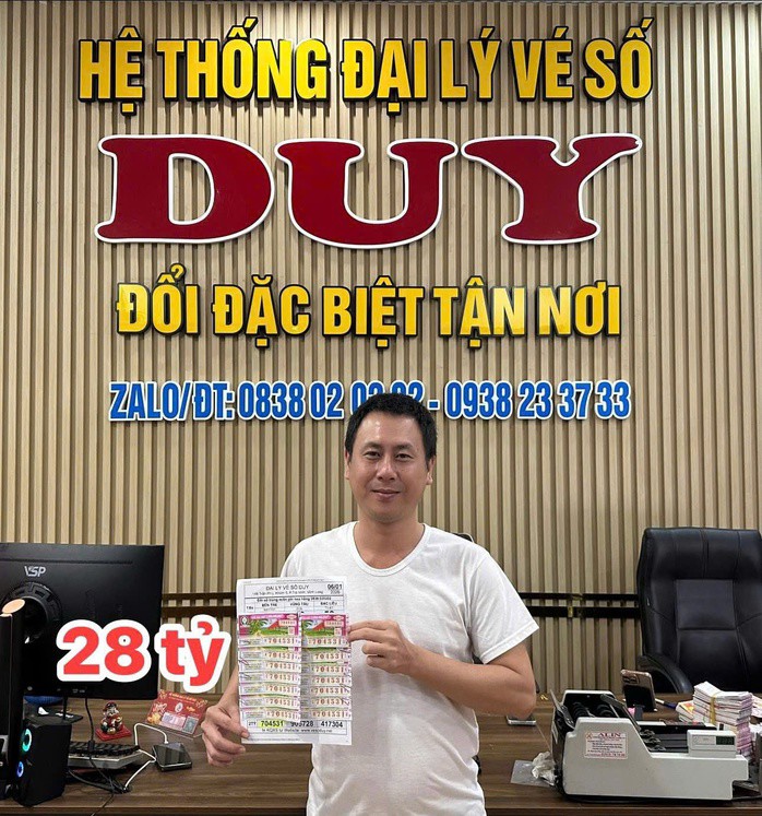 Anh Lưu Quốc Duy chia sẻ hình ảnh 14 tờ vé số của người phụ nữ trúng độc đắc. Ảnh: ĐLVS Duy