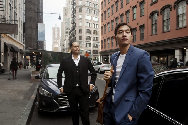 Người giàu không dành thời gian hỏi nhau "lương anh bao nhiêu một tháng?". Thứ họ quan tâm là giá trị tài sản đang tăng hay giảm, là doanh nghiệp nào đang bứt phá... Ảnh minh họa