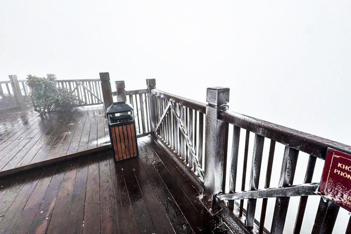 Nhiệt độ giảm xuống -3°C rạng sáng, băng giá phủ trắng đỉnh Fansipan - 4