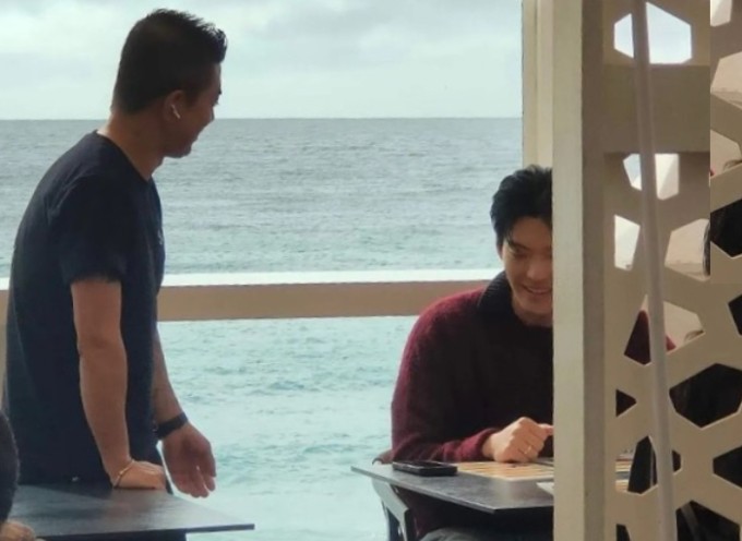 Sao châu Á 7/1: Kim Woo Bin, Shin Min Ah 'trăng mật muộn' ở Tây Ban Nha - 1