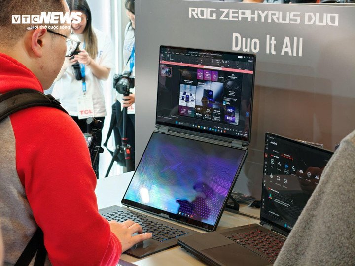 ASUS giới thiệu laptop gaming đầu tiên có hai màn hình. (Ảnh: Trung Hiếu)