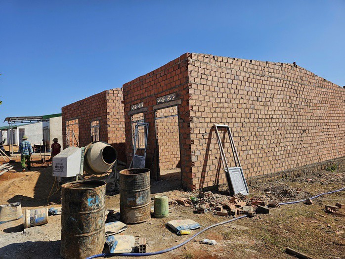 Bức tường ngôi nhà bị đổ sập hiện đã được xây dựng lại