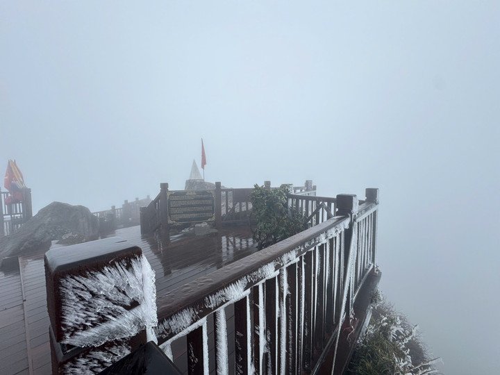 Nhiệt độ giảm xuống -3°C rạng sáng, băng giá phủ trắng đỉnh Fansipan - 8