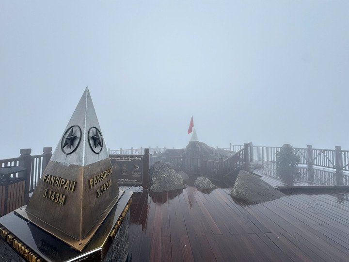 Nhiệt độ giảm xuống -3°C rạng sáng, băng giá phủ trắng đỉnh Fansipan - 7