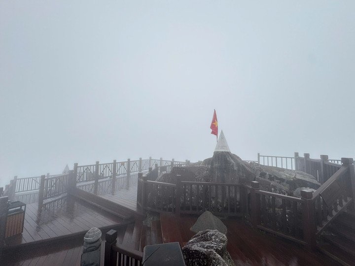 Nhiệt độ giảm xuống -3°C rạng sáng, băng giá phủ trắng đỉnh Fansipan - 11