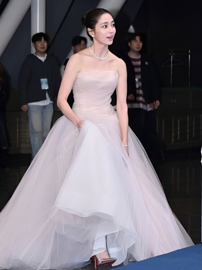 Lee Min Jung tham dự lễ trao giải KBS Drama Awards 2025 hôm 31/12/2025, ghi điểm với nhan sắc trẻ trung bất chấp tuổi tác. Ảnh: Instagram 216jung