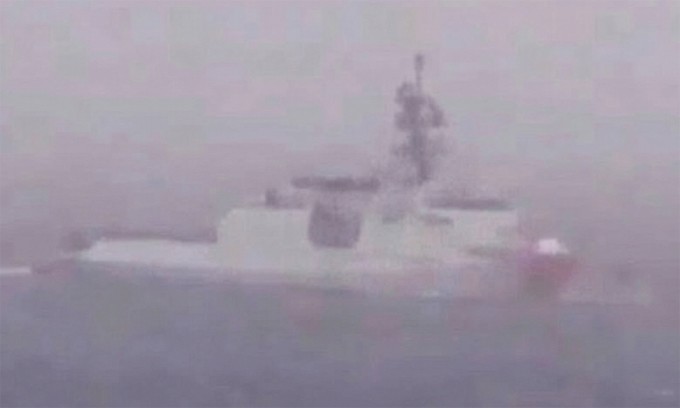 Tàu tuần duyên Mỹ bám theo tàu dầu của Nga trong ảnh công bố ngày 6/1. Ảnh: X/Osint613