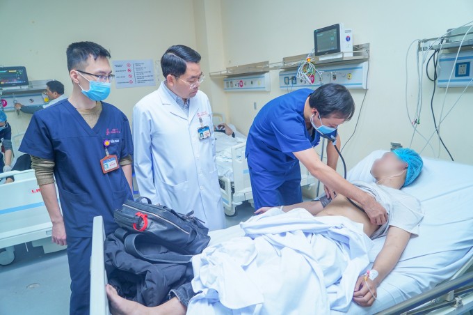 Các nạn nhân được thăm khám tại Bệnh viện E, sáng 7/1. Ảnh: Bệnh viện E