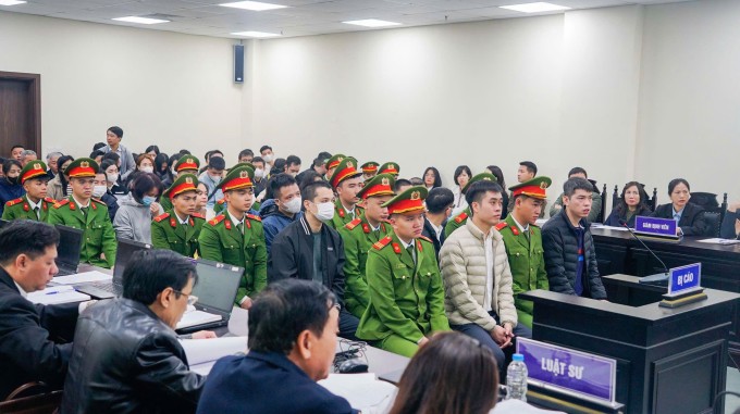 Tổng giám đốc Z Holding Hoàng Quang Thịnh (áo trắng hàng đầu) và đồng phạm tại tòa. Ảnh: Phạm Dự