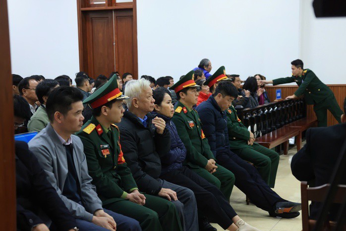 Bị cáo Nguyễn Văn Hậu (cúi đầu) tại phiên toà