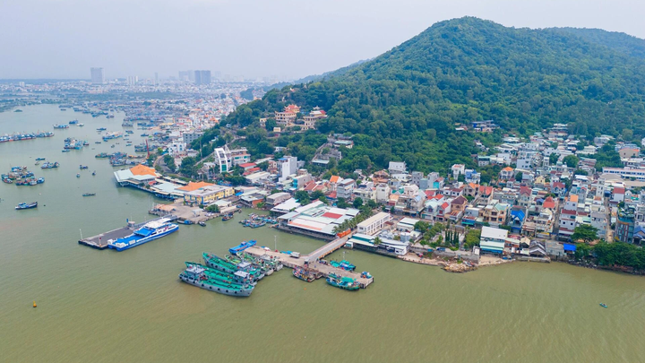 Vũng Tàu chỉ cách Cần Giờ khoảng 15km qua Vịnh Gành Rái, việc di chuyển giữa 2 khu vực chủ yếu bằng phà.