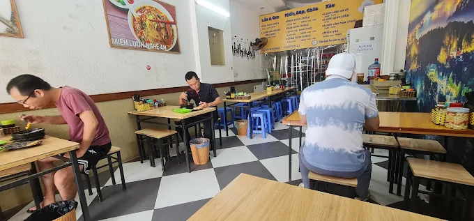 Lươn Niêu Xứ Nghệ Quán nằm trong khu dân cư đông đúc, dễ tìm, có không gian thoáng đãng.