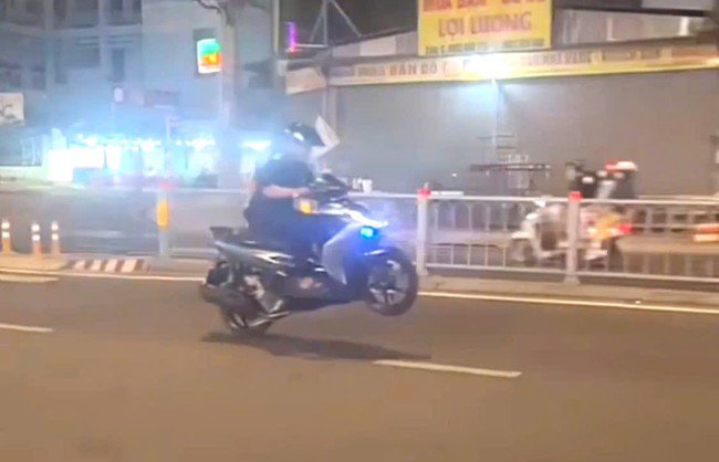 Thanh niên bốc đầu xe trên đường Dương Quảng Hàm.