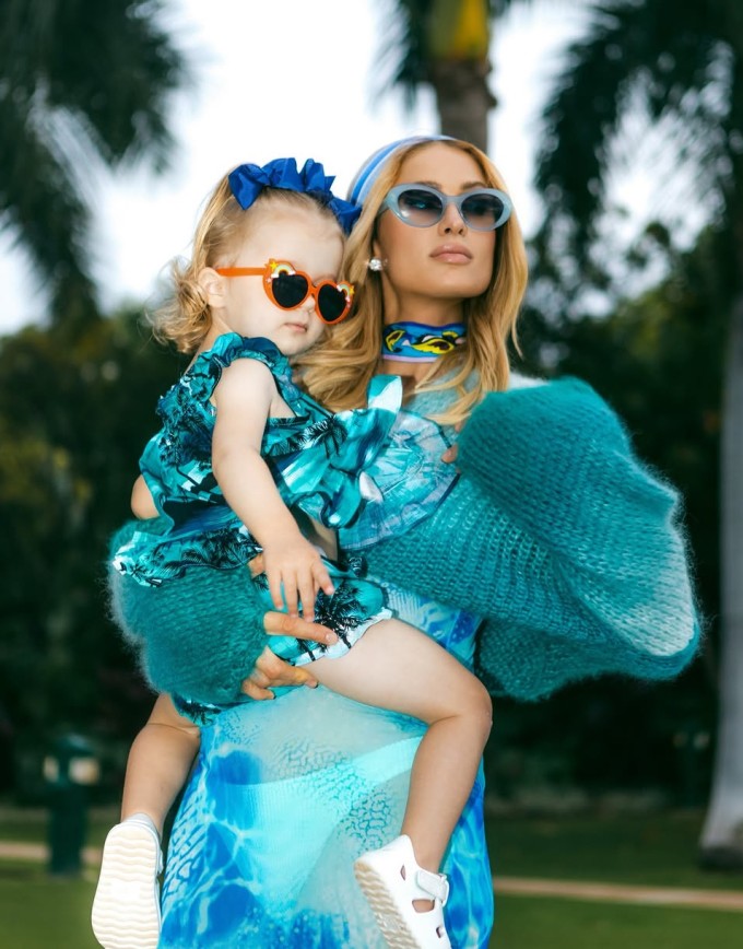 Paris Hilton và hai con mặc đồng điệu đi biển Hawaii - 1
