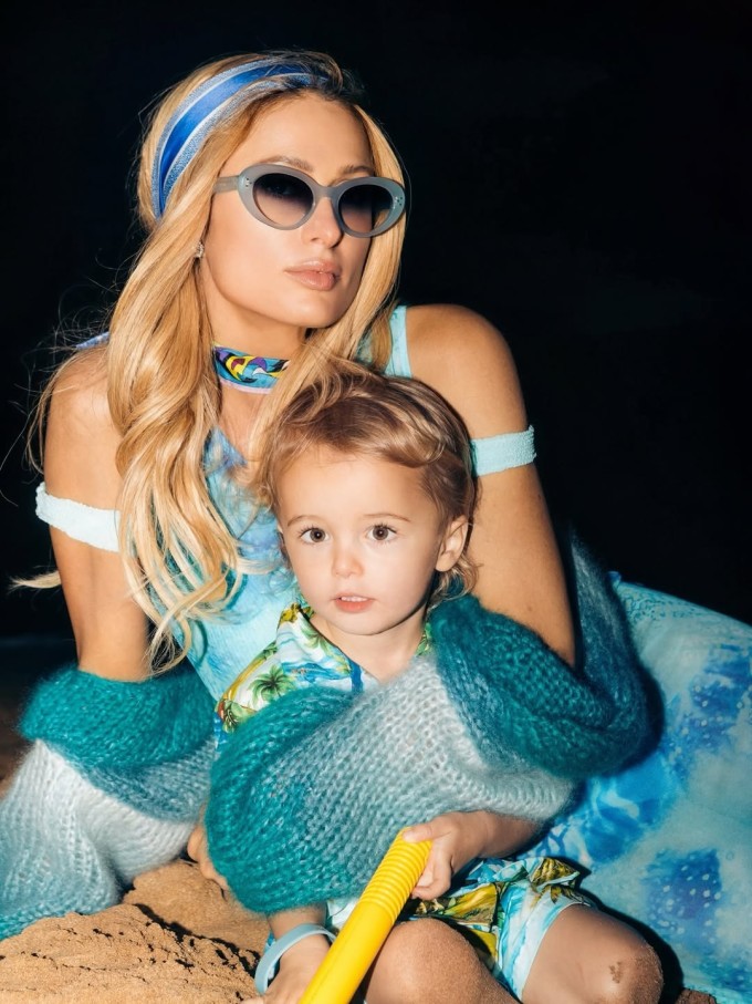 Paris Hilton và hai con mặc đồng điệu đi biển Hawaii - 4