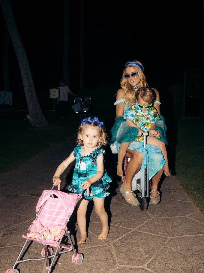 Paris Hilton và hai con mặc đồng điệu đi biển Hawaii - 7