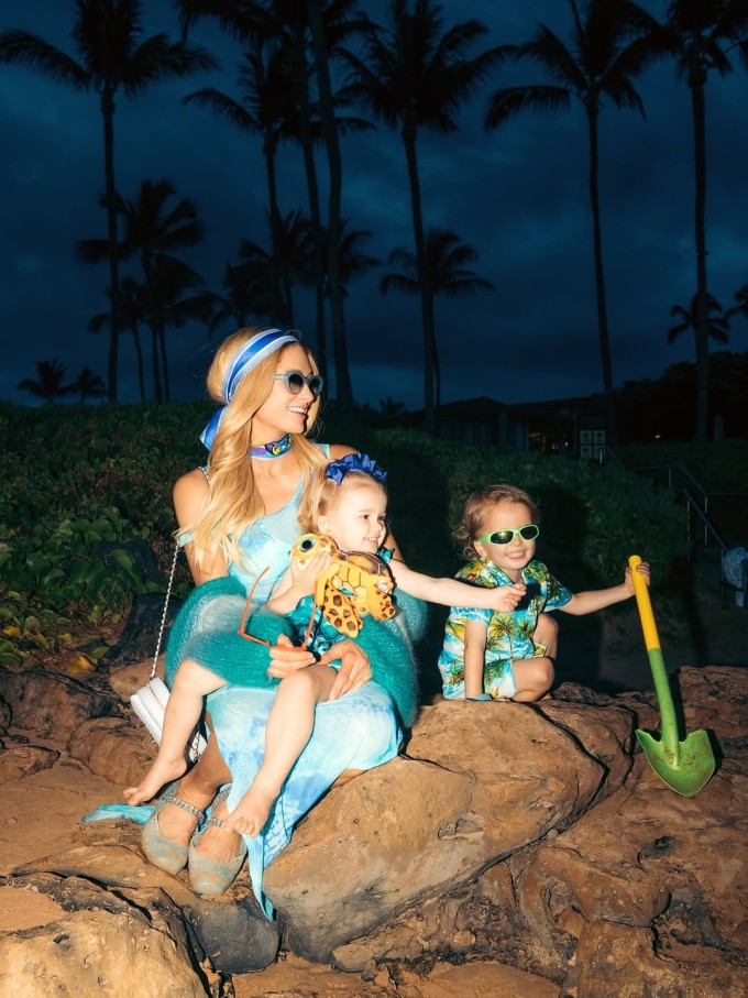 Paris Hilton và hai con mặc đồng điệu đi biển Hawaii - 6