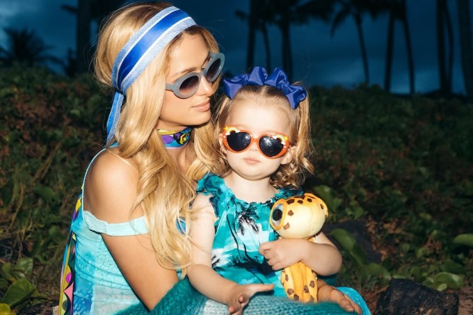 Paris Hilton và hai con mặc đồng điệu đi biển Hawaii - 3