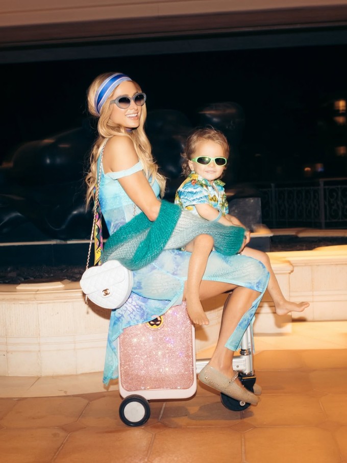 Paris Hilton và hai con mặc đồng điệu đi biển Hawaii - 5