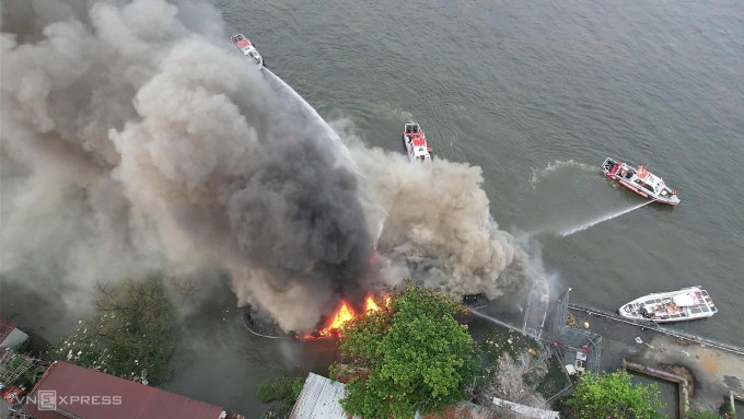 Khói lửa bốc cao thiêu rụi phần lớn tàu. Ảnh:&nbsp;Đình Văn