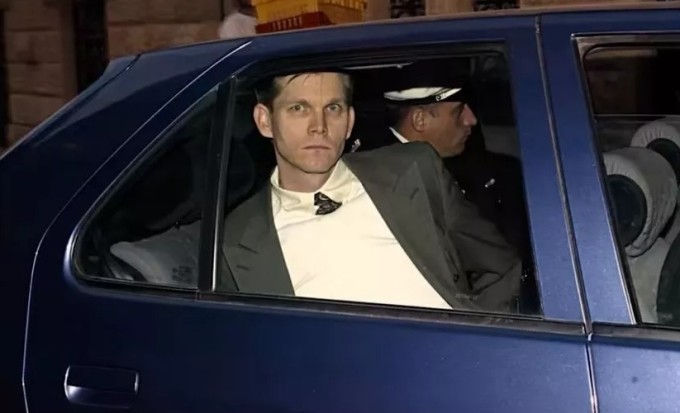 Ted Maher đến tòa án Monaco để tham dự phiên xét xử vào ngày 2/12/2002. Ảnh: Netflix