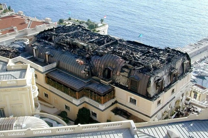 Căn hộ áp mái bị cháy rụi của ông trùm ngân hàng Edmond Safra vào ngày 3/12/1999 tại Monte Carlo, Monaco. Ảnh: AP