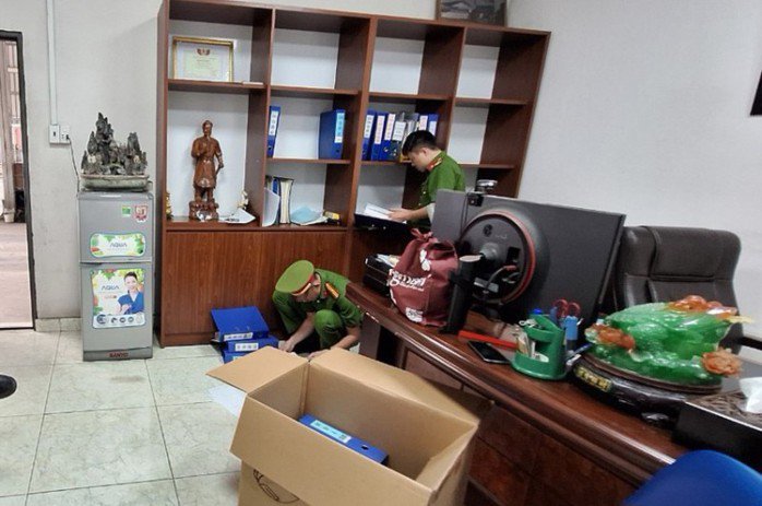 Công an khám xét nơi làm việc tại Trung tâm 50-04V - Ảnh: CACC