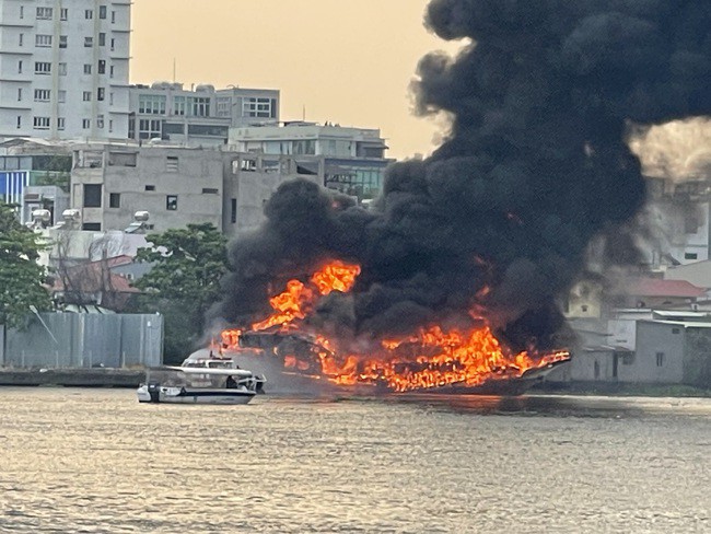 Lửa bao trùm du thuyền.