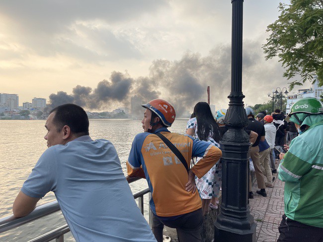 Rất đông người dân tập trung theo dõi vụ việc.