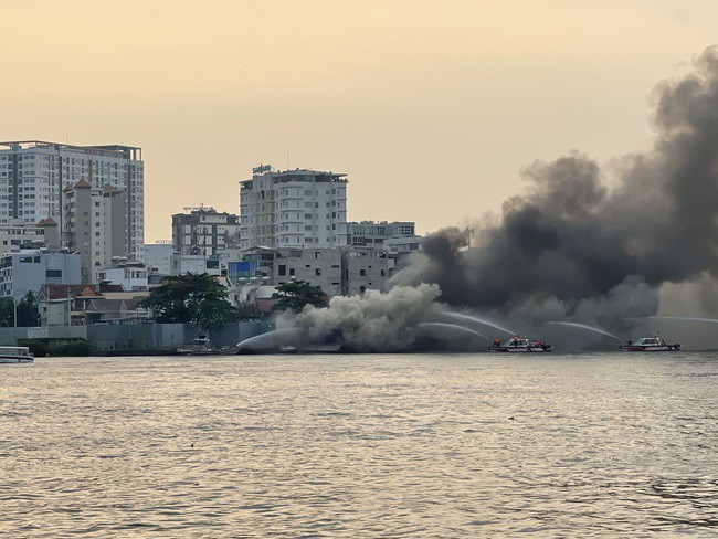 Đến 17 giờ, đám cháy cơ bản được khống chế.