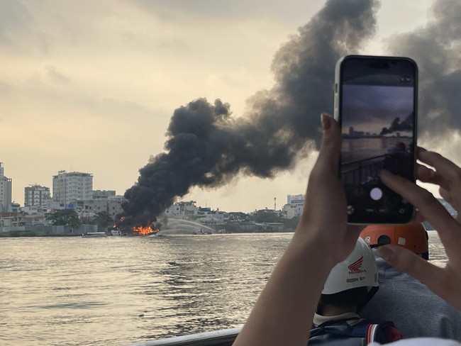 Một người dân ghi lại hình ảnh vụ cháy.