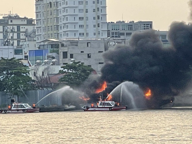 Tàu cứu hỏa chia làm nhiều hướng dập lửa.