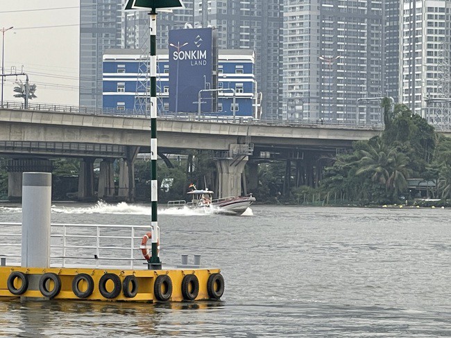 Tàu cứu hộ tiếp cận hiện trường.