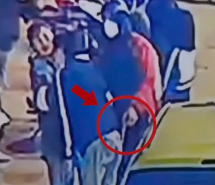 Người đàn ông giả vờ giúp người bị tai nạn rồi móc trộm điện thoại. (Ảnh cắt từ clip)