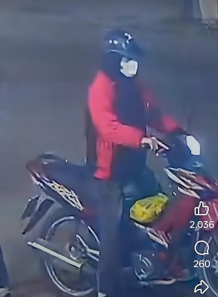 Tài xế lấy trộm điện thoại của người bị nạn rồi lái xe máy rời đi. (Ảnh: Cắt từ clip)