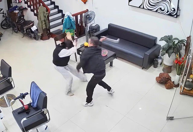 Diễn biến vụ việc> Ảnh cắt từ clip.