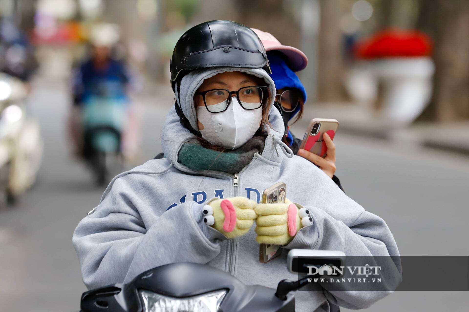 Cười ra nước mắt với muôn kiểu chống rét tại Hà Nội: đến khách Tây cũng phải nhập gia tùy tục khoác áo Grab - 2