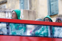 Cười ra nước mắt với muôn kiểu chống rét tại Hà Nội: đến khách Tây cũng phải nhập gia tùy tục khoác áo Grab