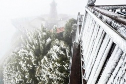 Nhiệt độ giảm xuống -3°C rạng sáng, băng giá phủ trắng đỉnh Fansipan