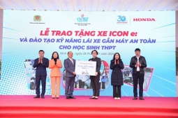 Honda Việt Nam trao tặng 408 xe Honda ICON e: cho học sinh Trung học phổ thông toàn quốc