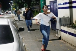 Câu chuyện phía sau tấm ảnh cô gái Venezuela chạy trốn hỏa lực Mỹ