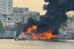 Chùm ảnh vụ cháy du thuyền trên sông Sài Gòn