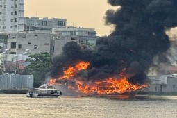 Chùm ảnh vụ cháy du thuyền trên sông Sài Gòn