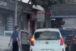 Phạt 5 triệu đồng tài xế đỗ ô tô ngang ngược gây ùn tắc ở Hà Nội