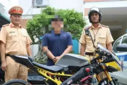 Cảnh sát triệu tập người lái mô tô phân khối lớn buông hai tay ở TPHCM